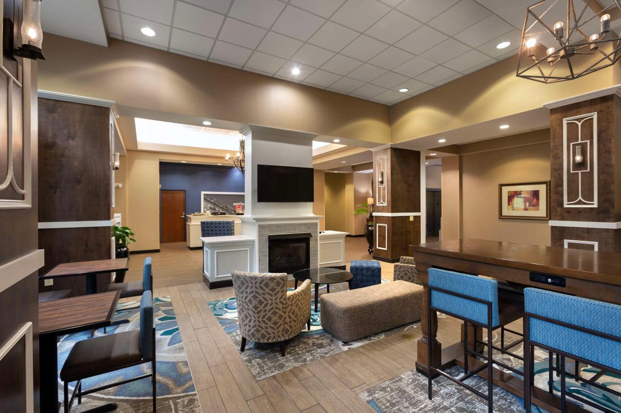 Hampton Inn Belmont At Montcross Exterior photo